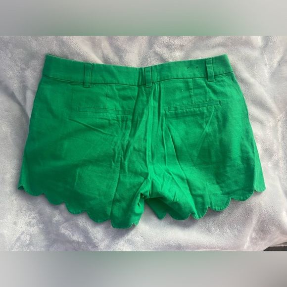 Women’s shorts with ruffle on the bottom, green, size 6, J. Crew, with pockets - Picture 2 of 3